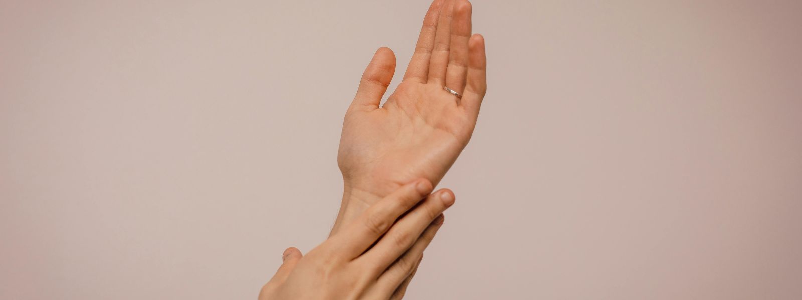 Trockene, gereizte Haut als Symbolbild für Neurodermitis-Ursachen